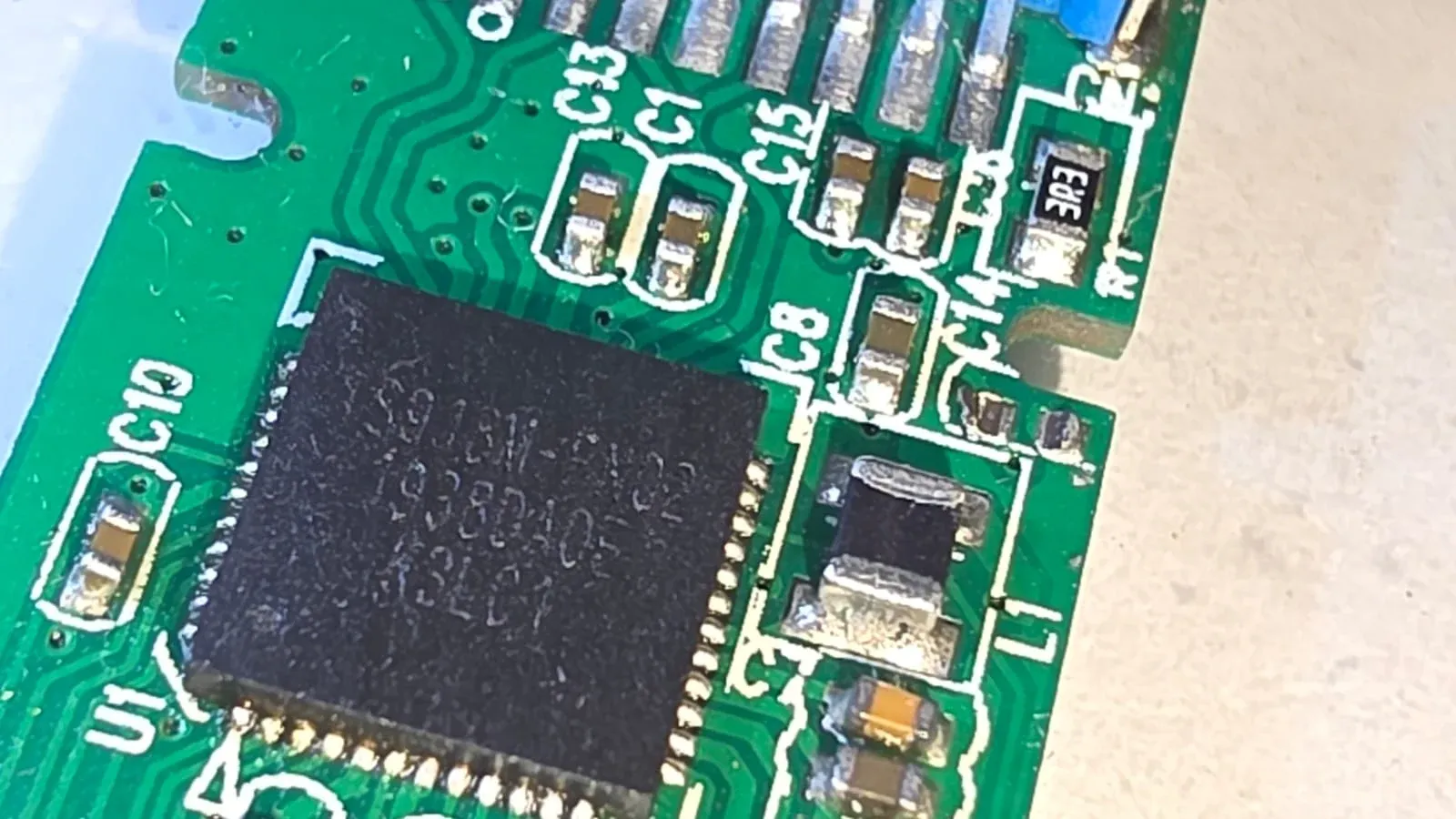 المبادئ الهندسية لذواكر الفلاش ومفهوم استخراج البيانات بتقنية Chip-Off